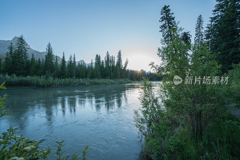夕阳下的弓河和加拿大落基山脉