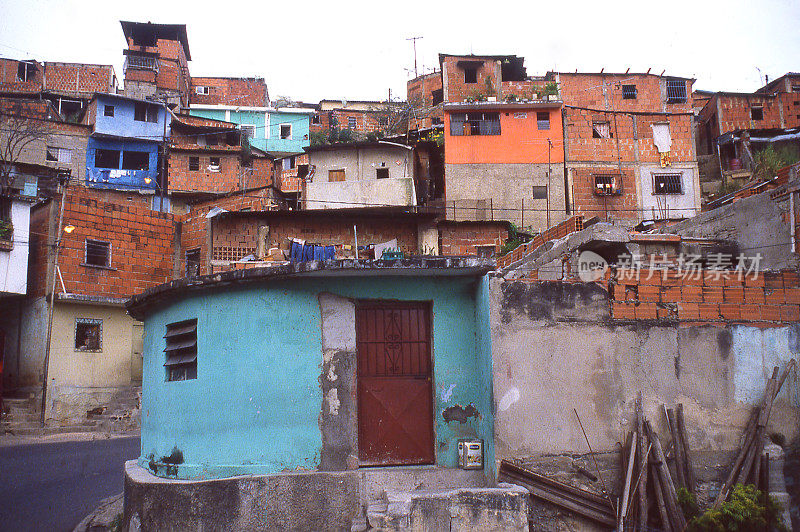 南美委内瑞拉加拉加斯郊区山坡上的贫民窟