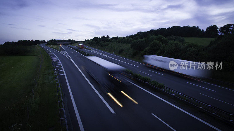 道路上的夜晚:高速公路上模糊的汽车