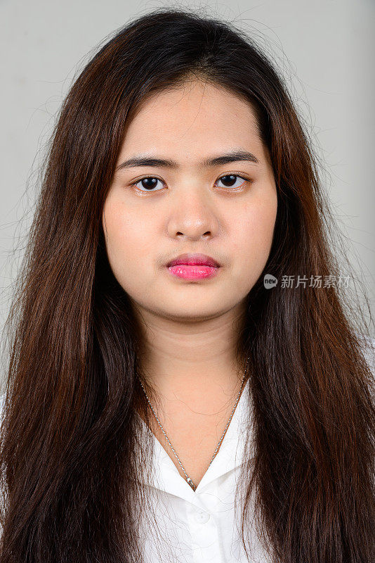 年轻美丽的亚洲女人穿着漂亮的休闲衣服对白色的背景