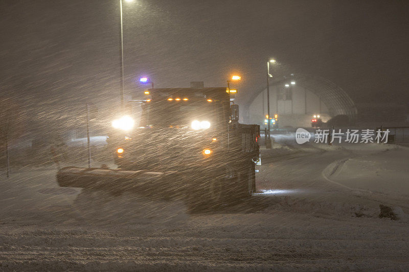 夜间扫雪