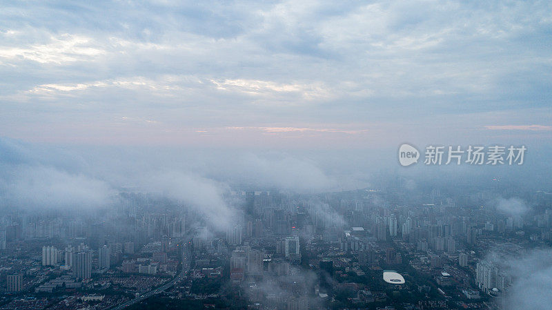清晨雾中的上海鸟瞰图