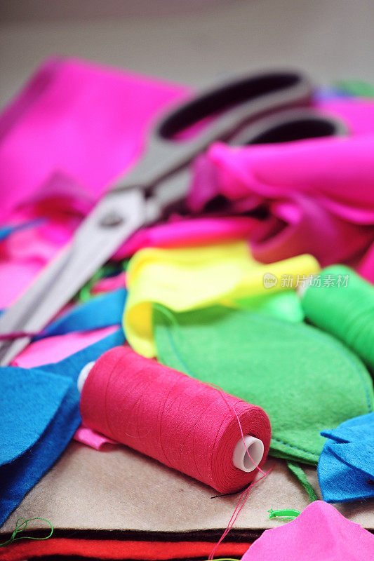 缝纫背景:色彩鲜艳的布料、缝纫剪刀、线