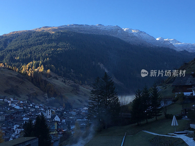 在欧洲阿尔卑斯山，瑞士的山村的晨景