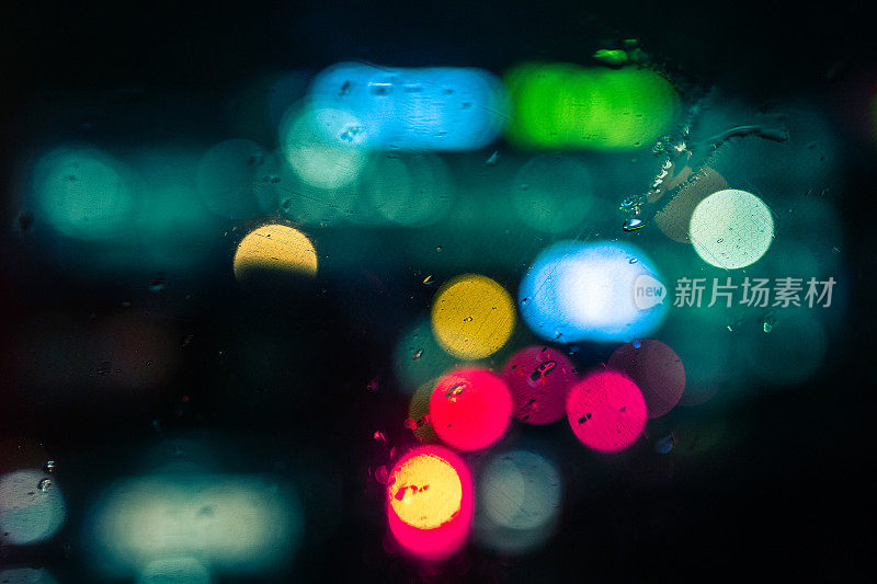 挡风玻璃，雨滴，交通灯