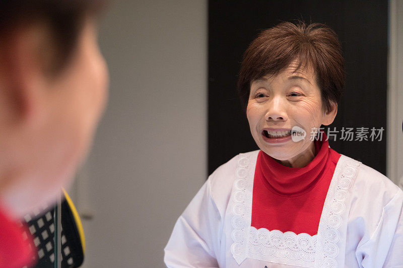 日本老年妇女喜欢做面部运动