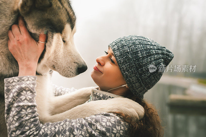 小女孩和她的狗，阿拉斯加雪橇犬，户外的形象