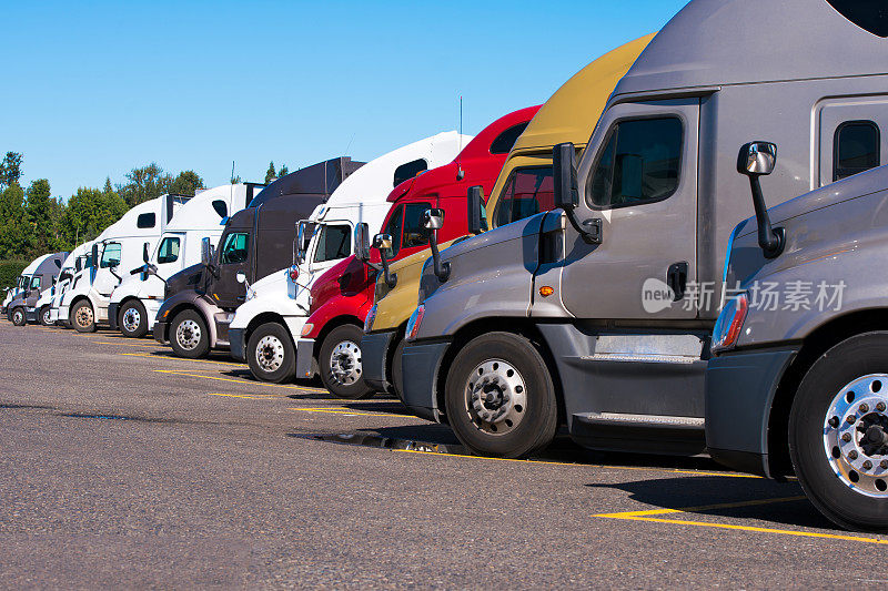 不同型号、不同型号的大卡车在卡车停车场排成一排
