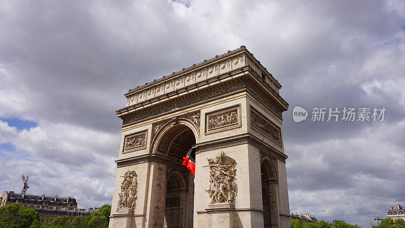 一个春天的早晨，法国巴黎，香榭丽舍大道上的凯旋门