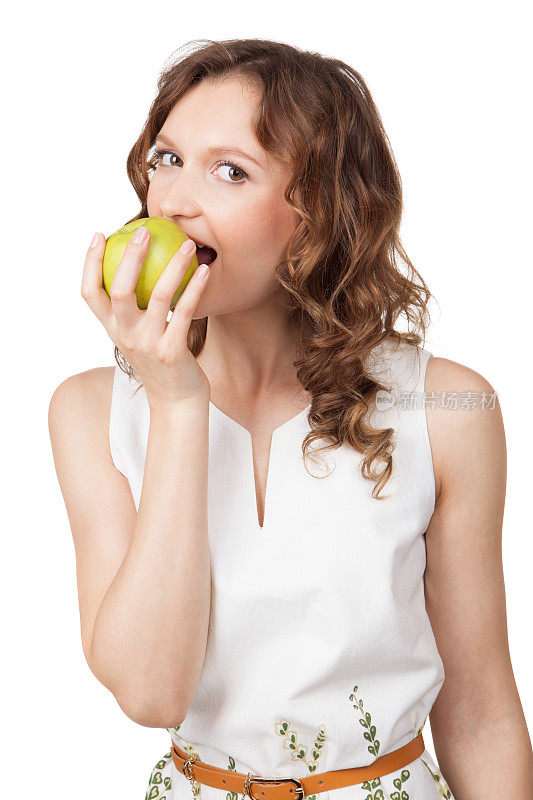 一个健康的年轻女孩咬着一个新鲜成熟的苹果