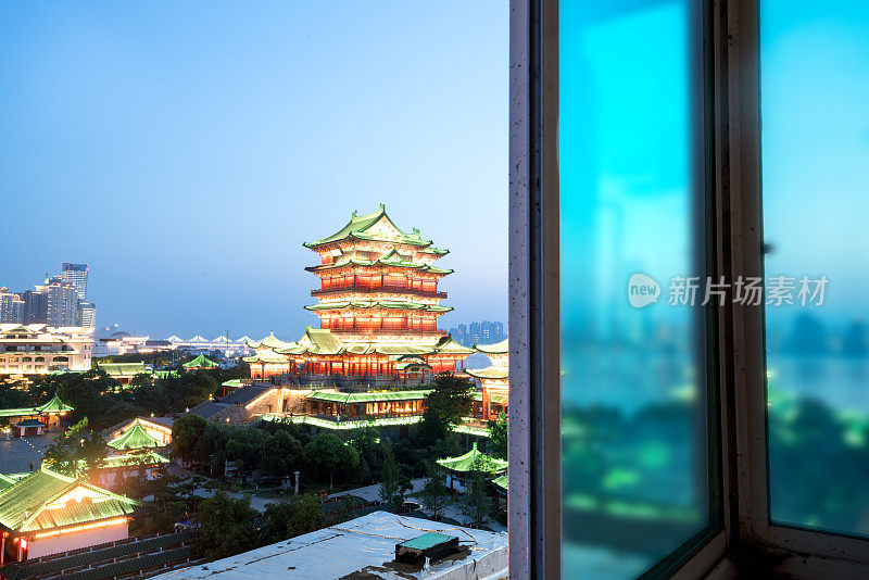 夜里南昌滕王阁，是中国著名的古建筑之一