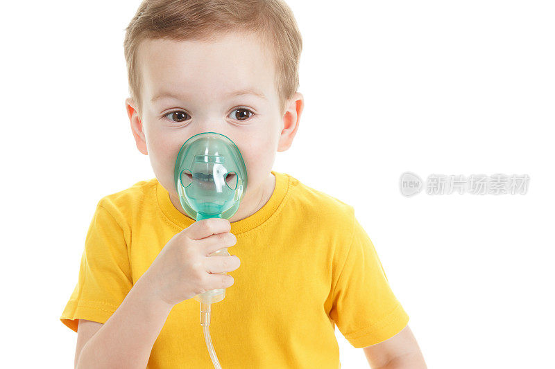 白种人儿童持氧气或吸入器标记隔离白色。