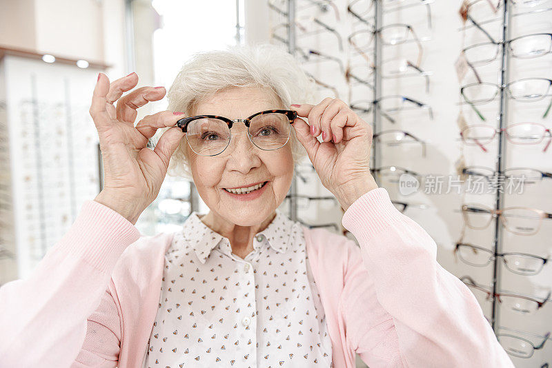 滑稽的老女人选择眼镜