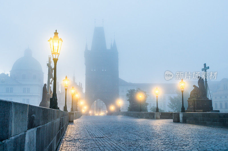 清晨浓雾中的布拉格查理大桥地标