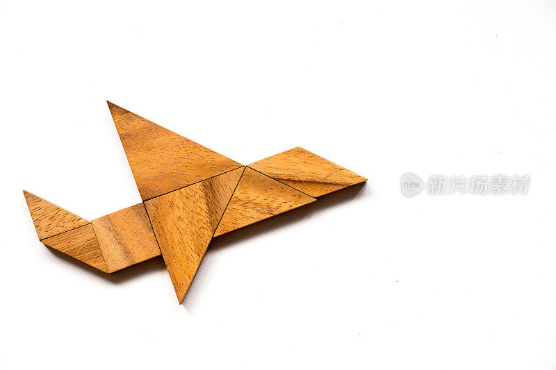 白色背景上飞机形状的木制七拼板拼图(新体验概念，开始项目)