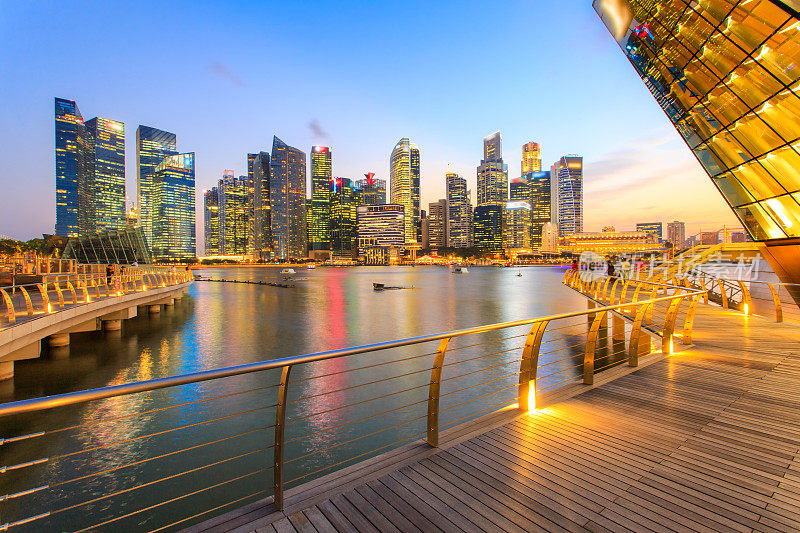 夕阳时分的新加坡，五颜六色的灯光、建筑、商务大楼和金融区。