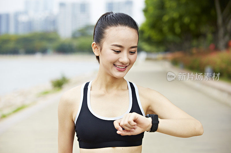 年轻的亚洲慢跑者与智能手表