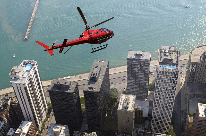 直升机在芝加哥上空盘旋。