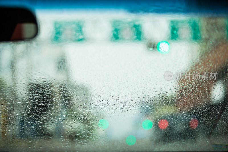 雨中的城市透过汽车挡风玻璃