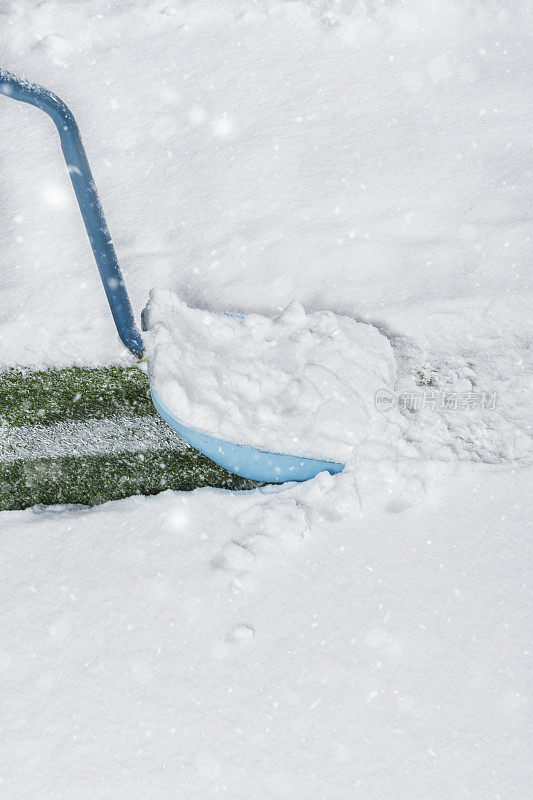 在运动场的院子里清理积雪的雪铲