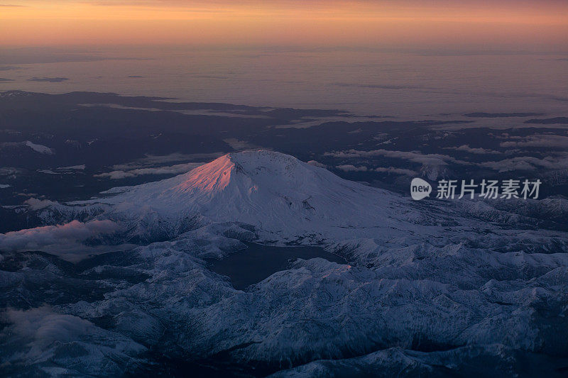 冬季圣海伦斯山上的高山辉光