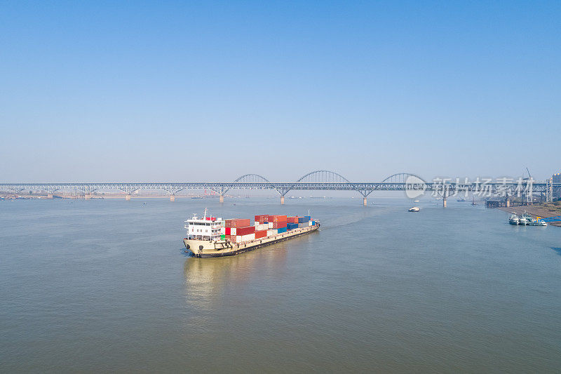 集装箱船和九江大桥