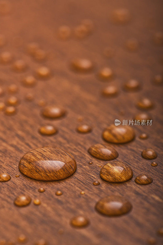 各种大小的水滴在成品木片上凝结