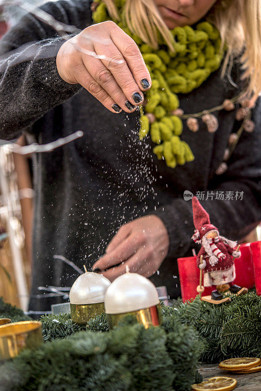 用人造雪装饰的女人