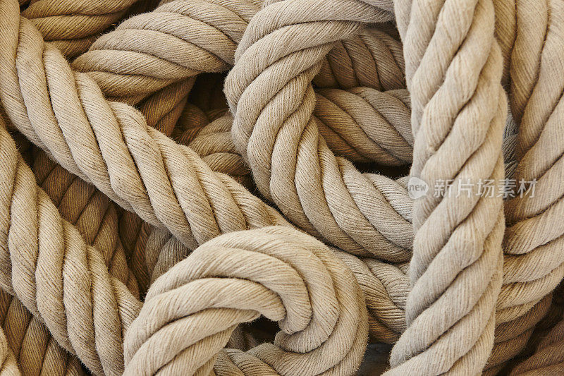 带环的粗绳子。海洋背景