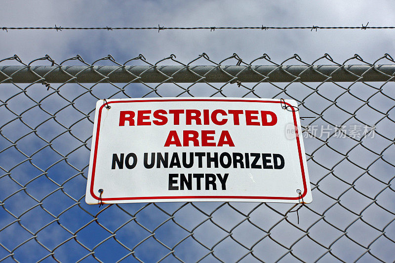 安全围栏上的限制区标志