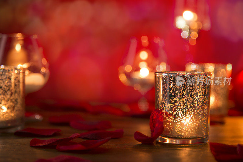 情人节的浪漫有蜡烛，还有玫瑰花瓣。