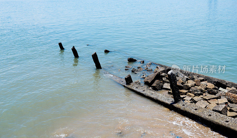 旧码头上的护柱