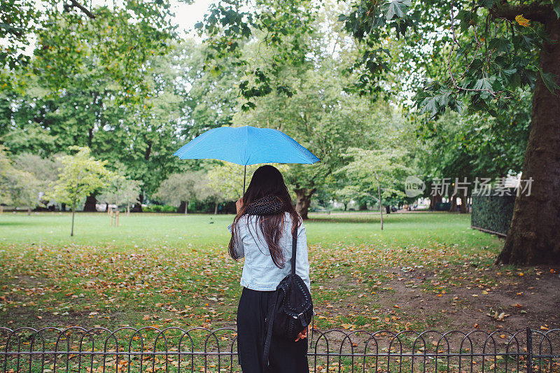 年轻女子在伦敦的公共公园里放松