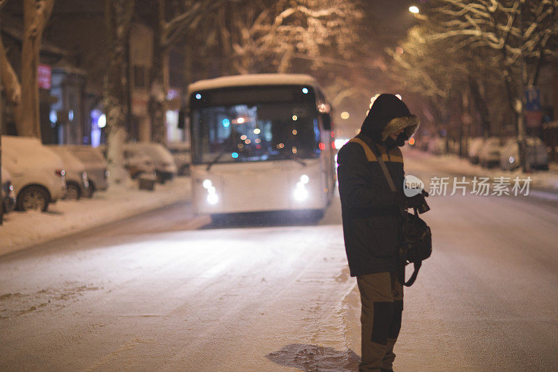 一个人走在雪夜的街道上