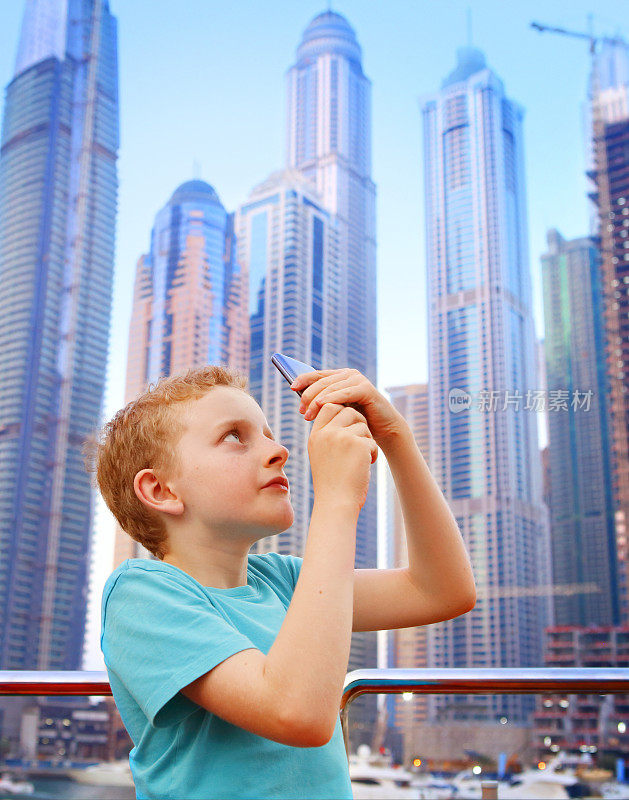 男孩在迪拜码头拍照