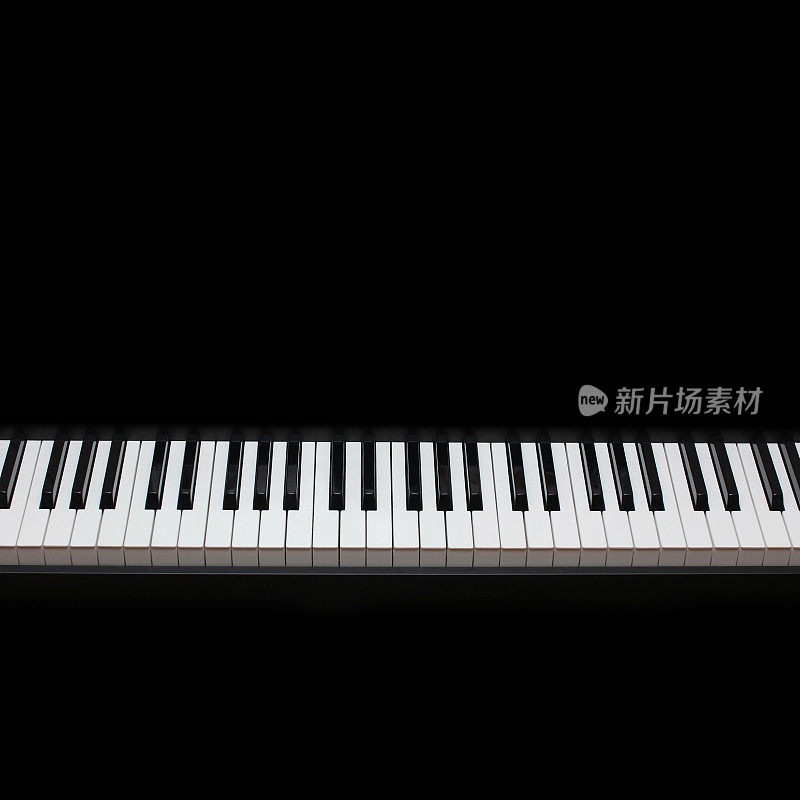 钢琴琴键孤立在黑色背景上