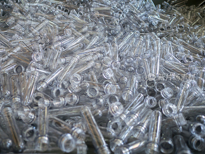 装瓶厂一排排的空塑料瓶。生产小瓶生产线