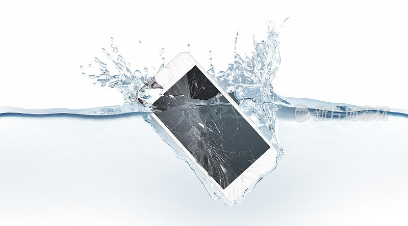白色破碎的智能手机模型在水中下沉