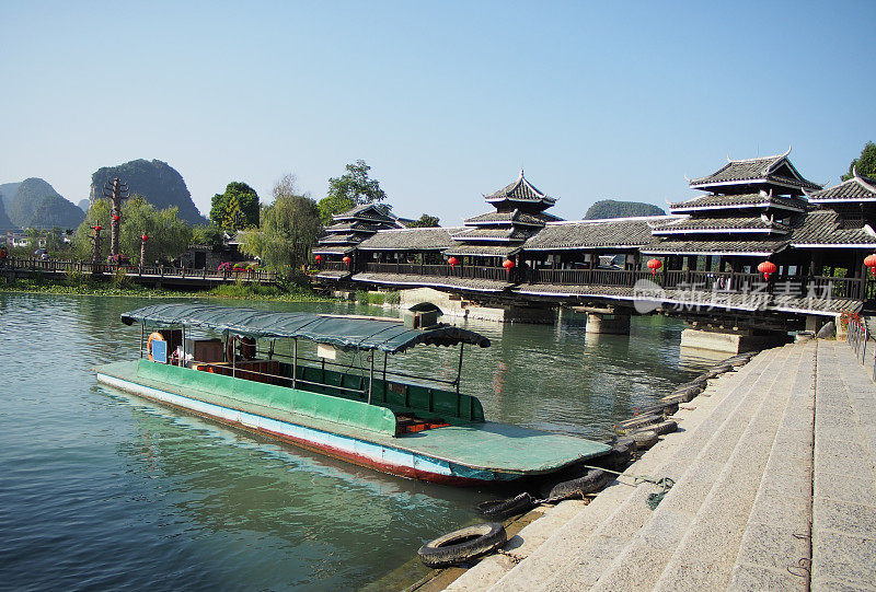 船停在遇龙河上。