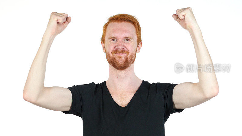 红发男人的手势，幸福和成功，庆祝，白色背景