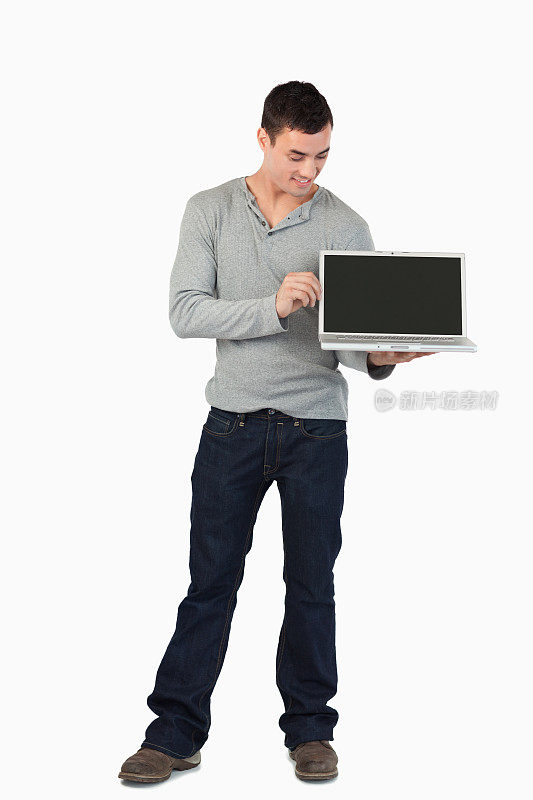 年轻男子展示他的笔记本电脑