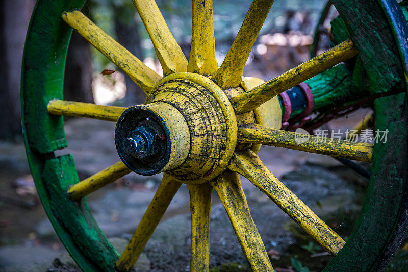旧的黄色马车的木制车轮
