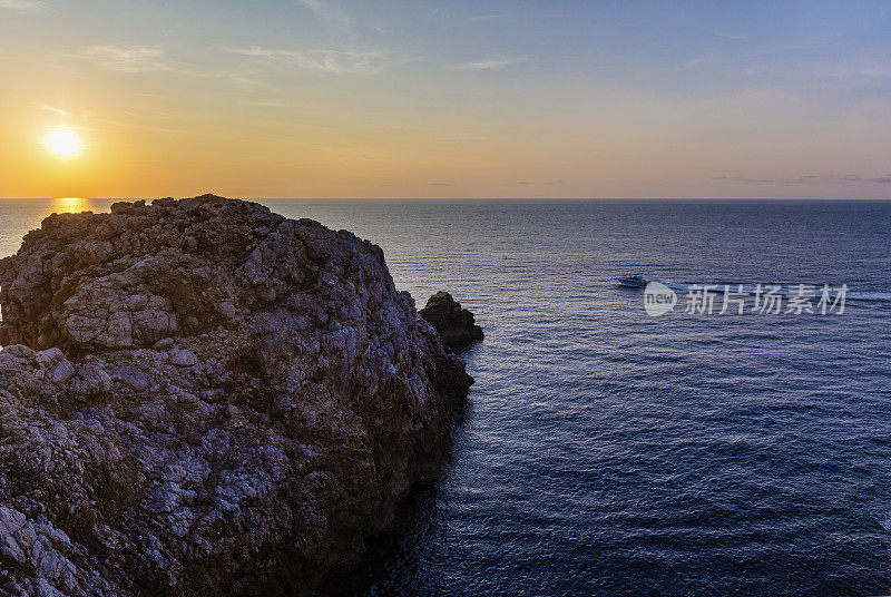 西班牙米诺卡岛的海上日落