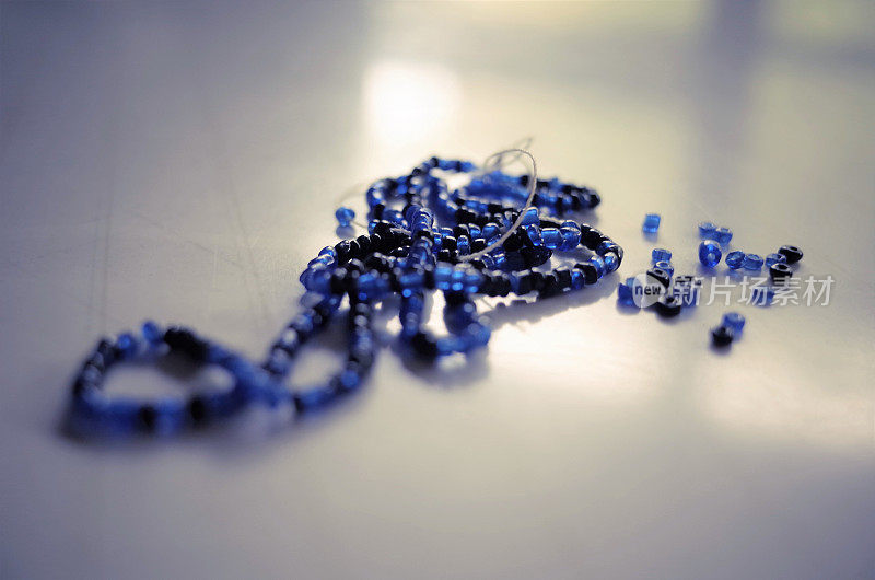珠饰-许多蓝色玻璃珠，背景，特写
