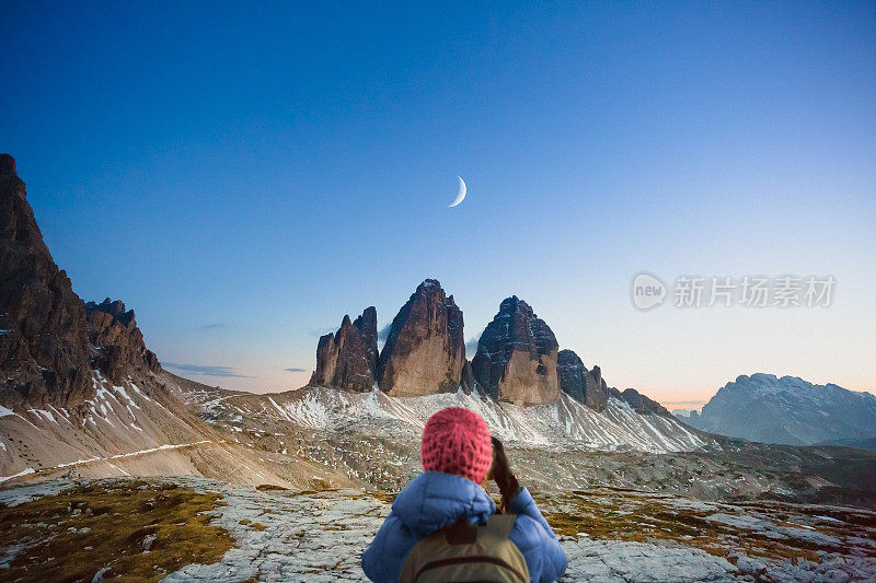一名徒步旅行者拍摄山上的月亮景观