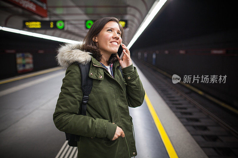 年轻女子在等火车