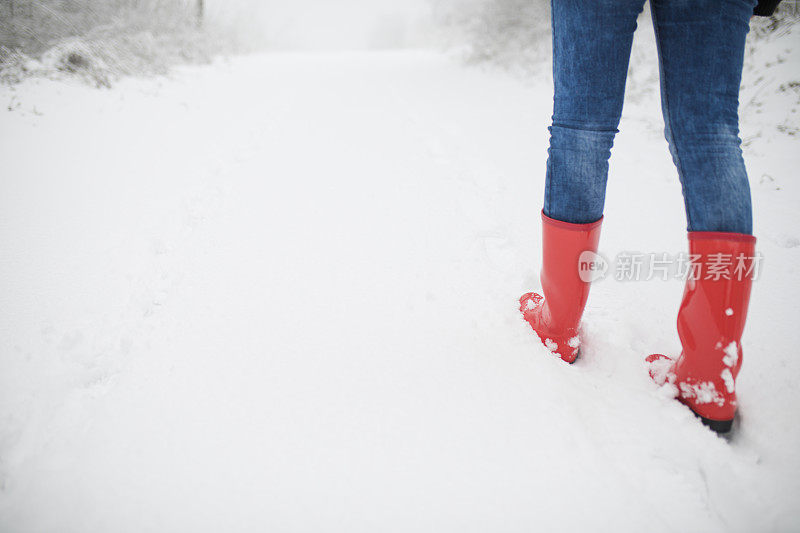 女孩在雪地里行走