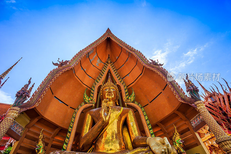 泰国寺庙里的佛像。泰国北碧府的