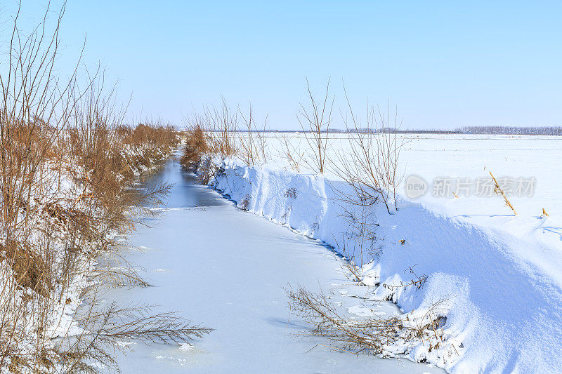 池塘和白色的雪景在乡村