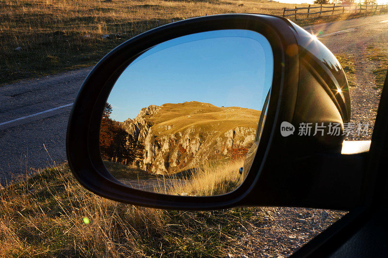 从汽车的看法。美丽的风景在镜山悬崖